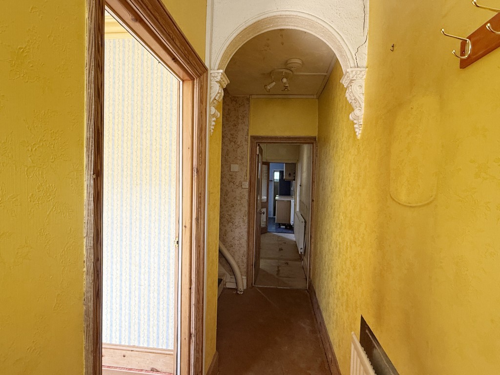 Lot: 136 - SEMI-DETACHED HOUSE IN NEED OF REFURBISHMENT - Entrance Hall in in House in Need of Improvement